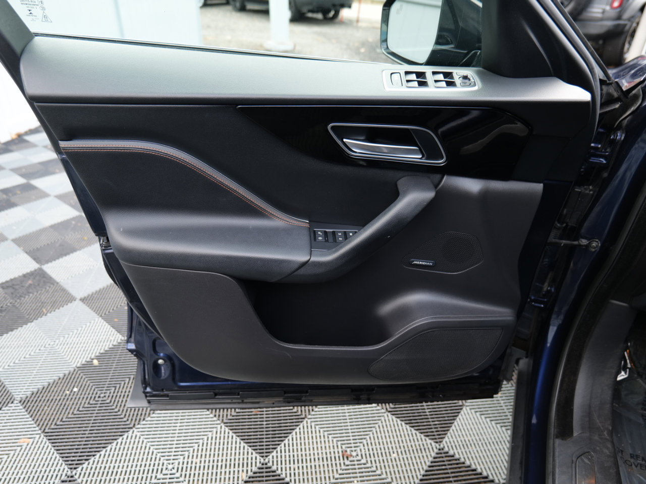 Used 2018 Jaguar F-PACE Prestige image 12