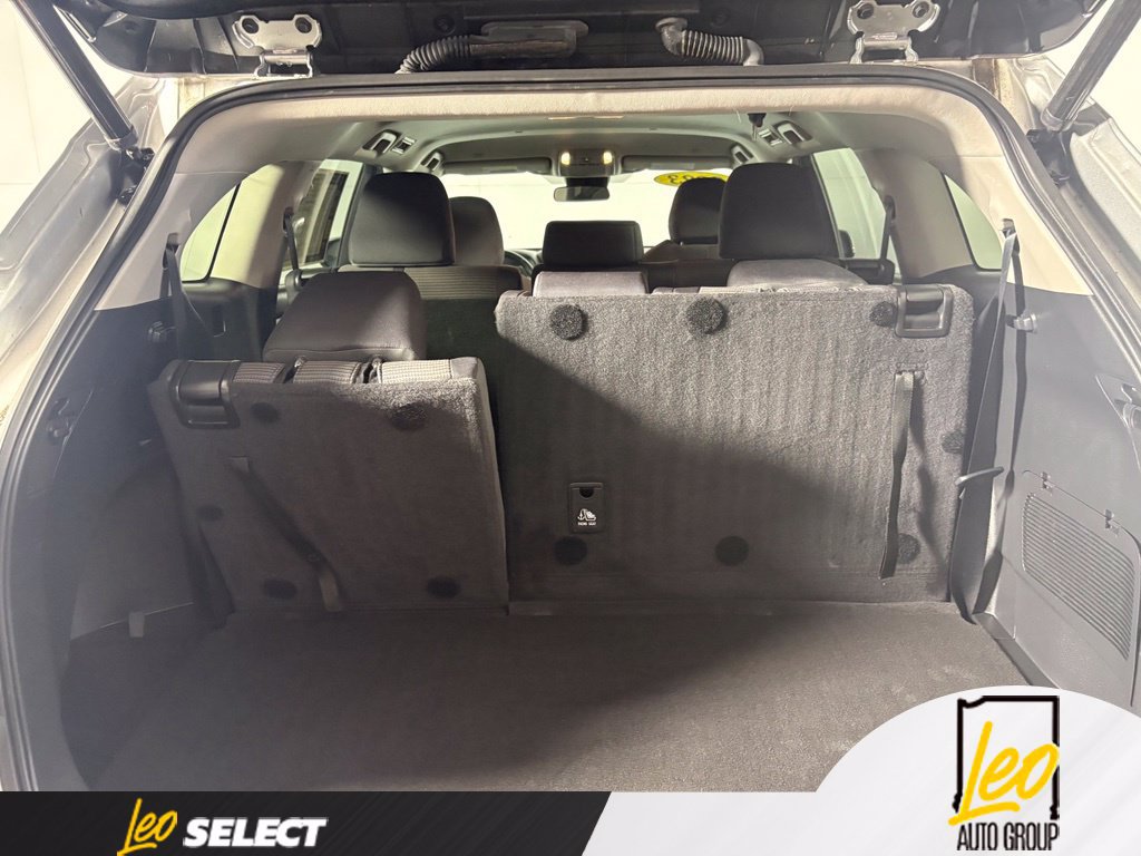 Used 2023 Toyota Highlander LE FWD image 21