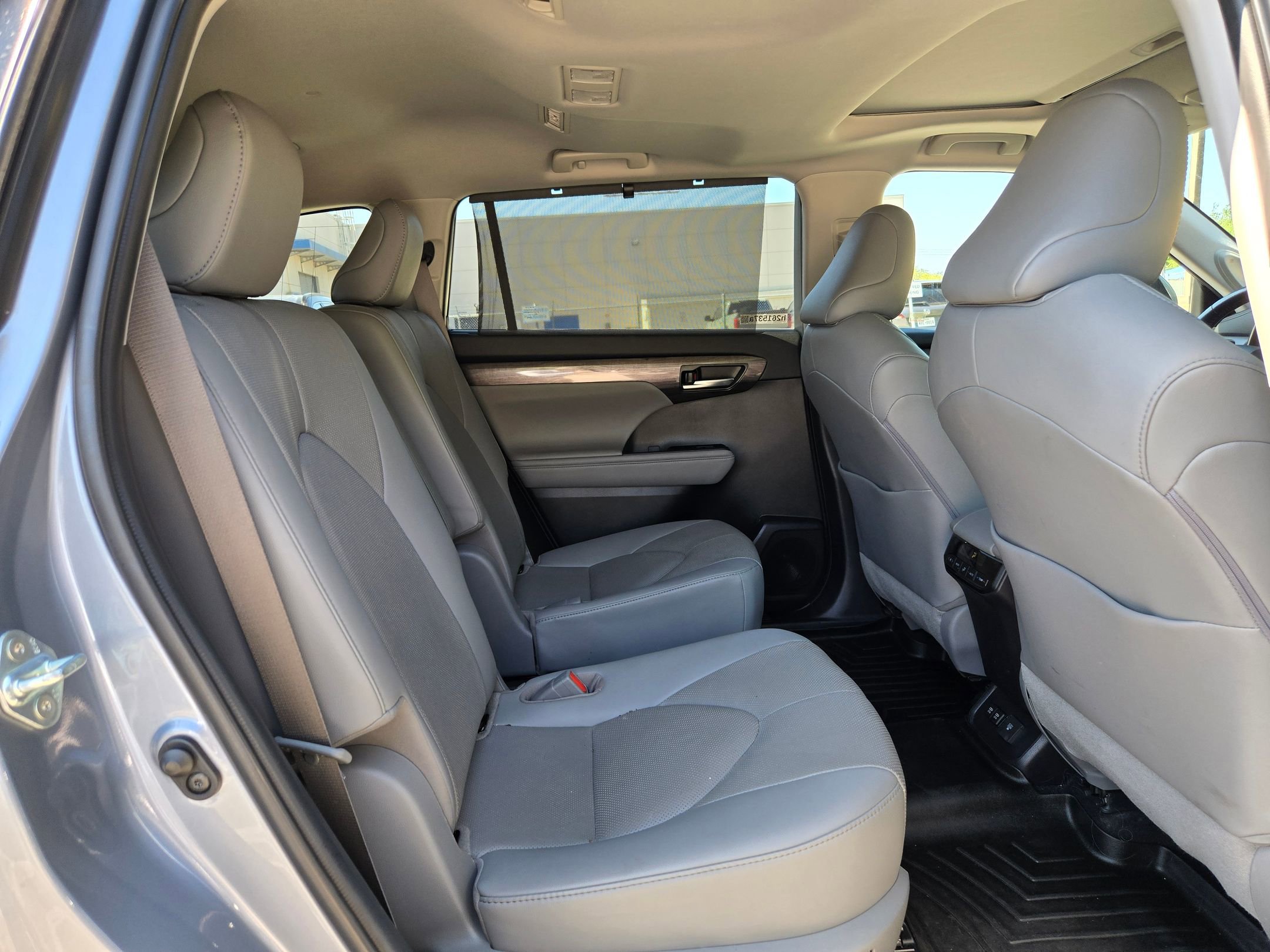 Used 2020 Toyota Highlander Limited FWD image 25
