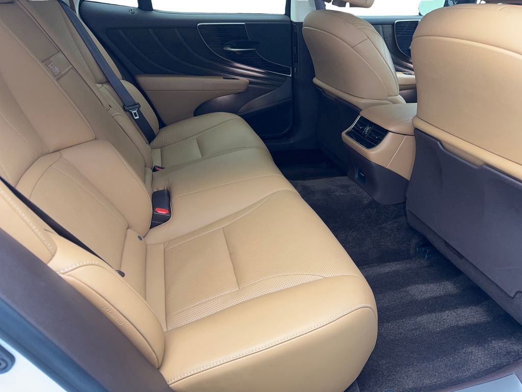 Used 2020 Lexus LS 500 w/ Accessory Package (Z2) image 39