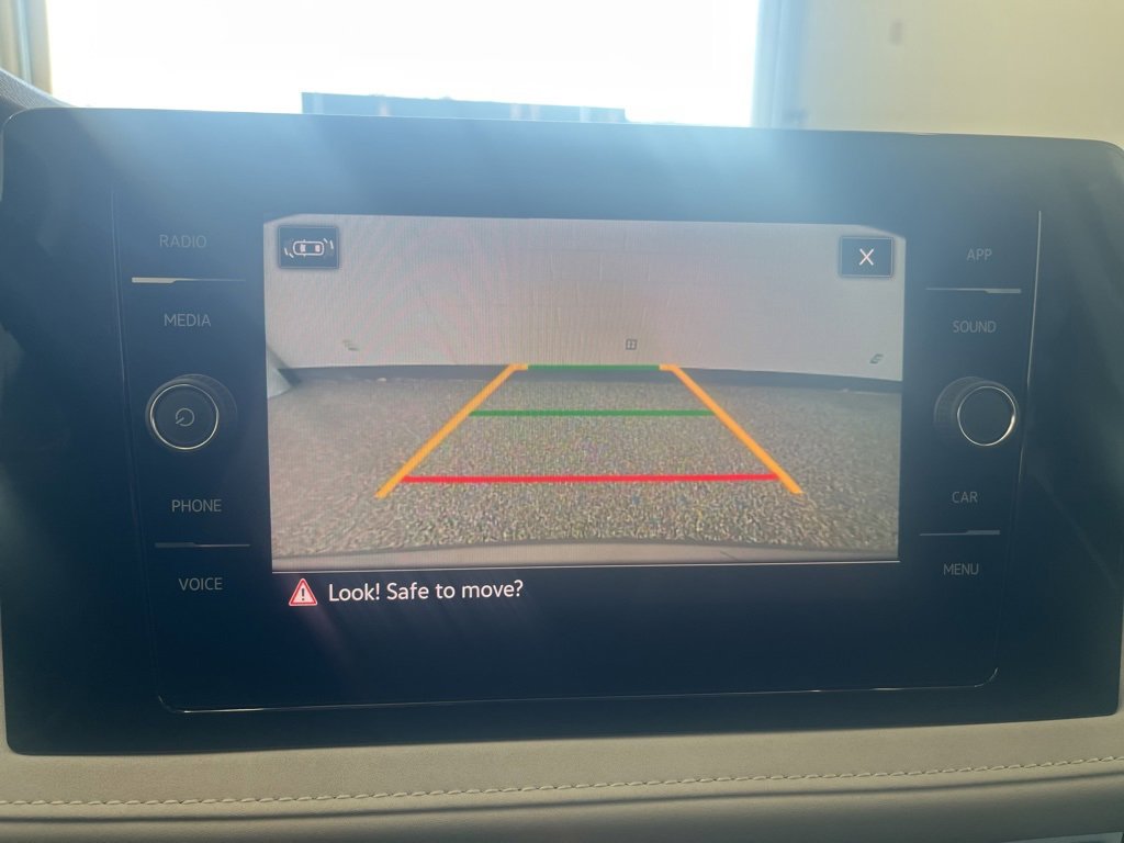 Certified 2025 Volkswagen Taos SE image 25