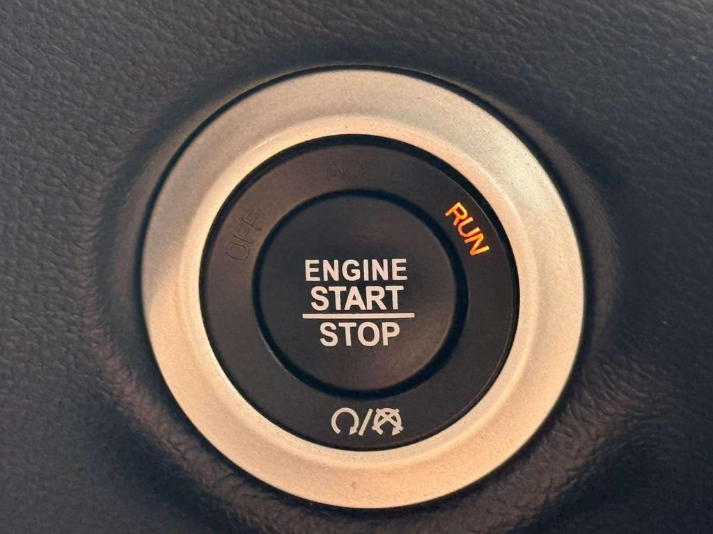 Used 2025 Chrysler Pacifica Select FWD image 24