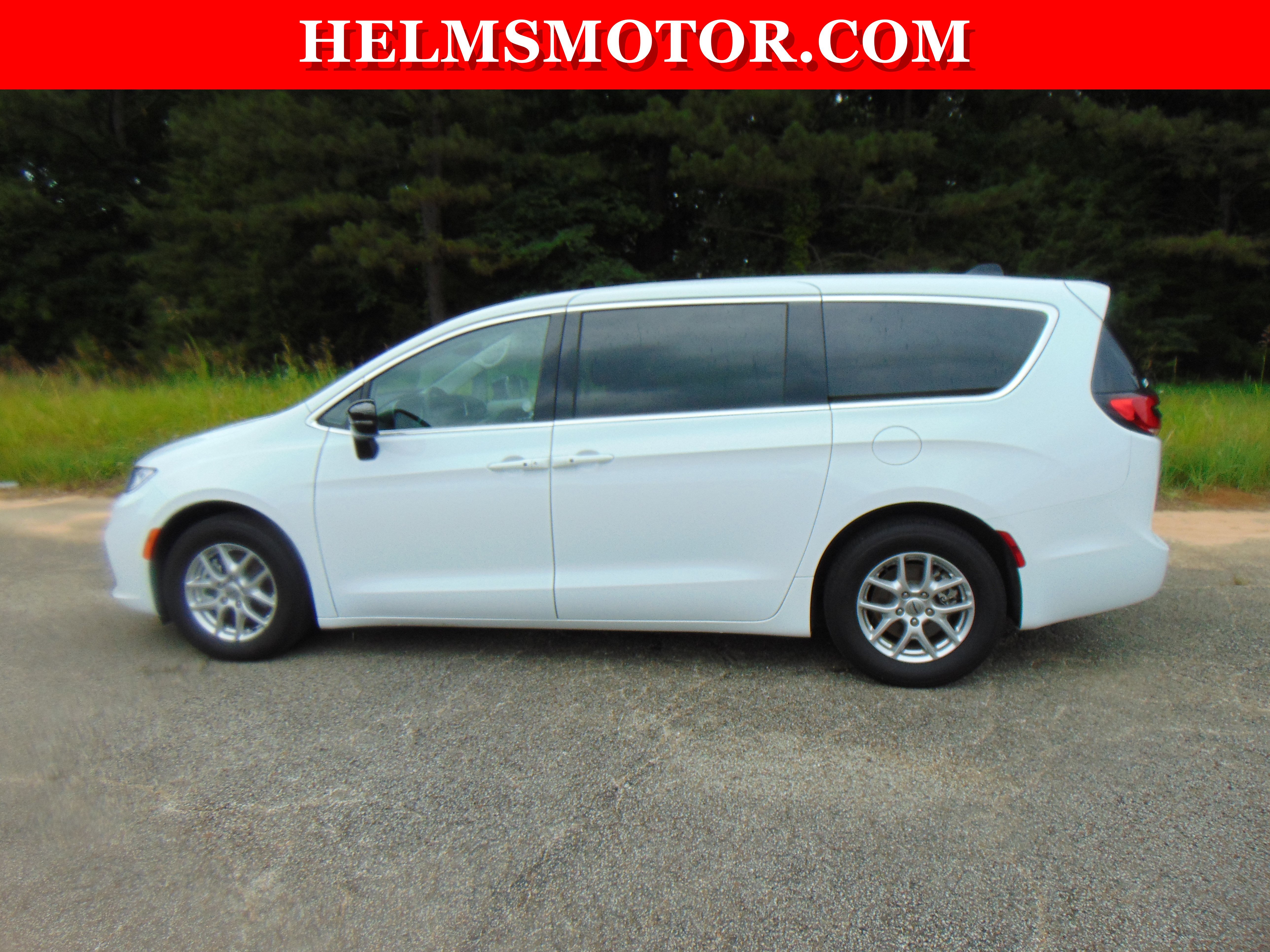 Used 2024 Chrysler Pacifica Touring-L image 5