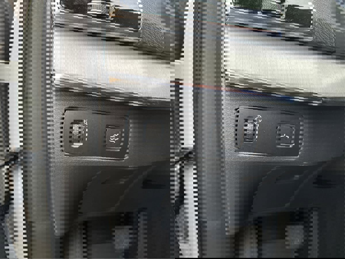 Used 2022 Volvo XC90 T5 Momentum w/ Protection Package Premier image 19