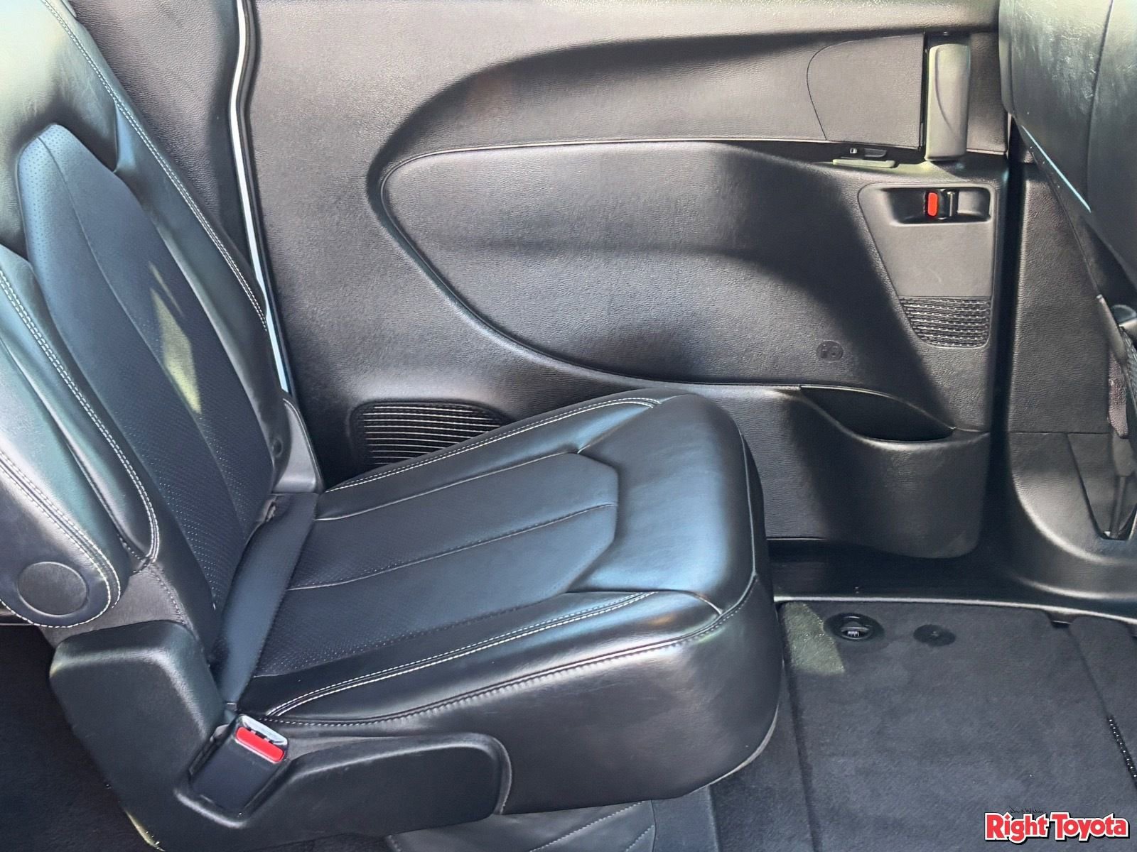 Used 2025 Chrysler Voyager LX image 13