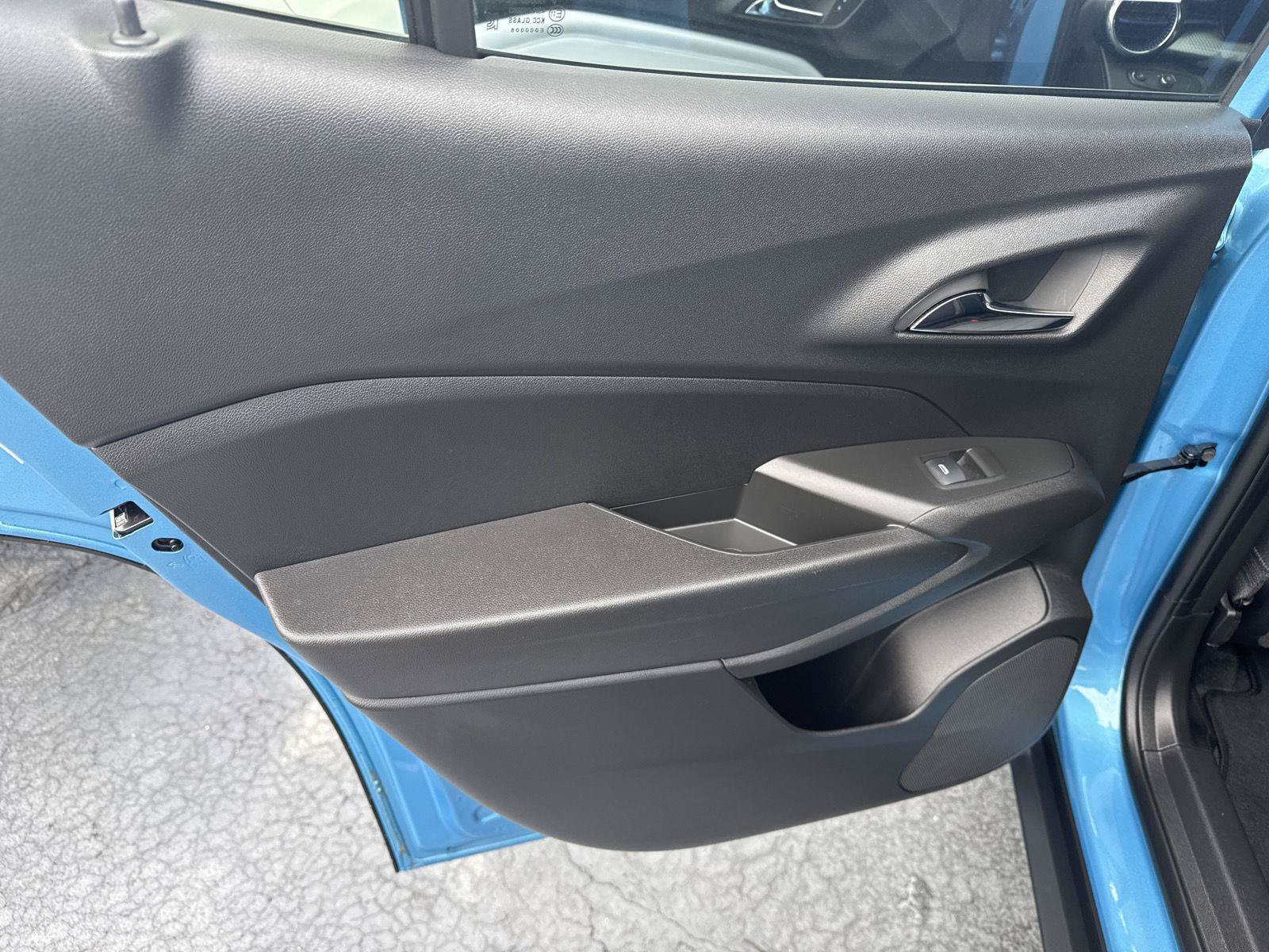Used 2025 Chevrolet Trax LT FWD image 11