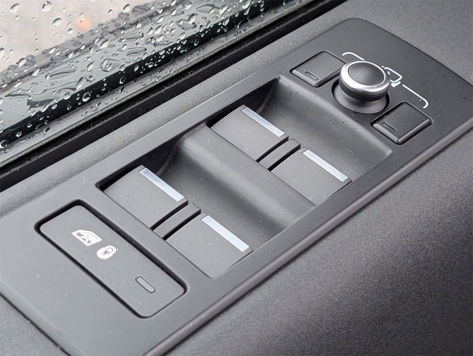 Used 2020 Land Rover Discovery SE image 21