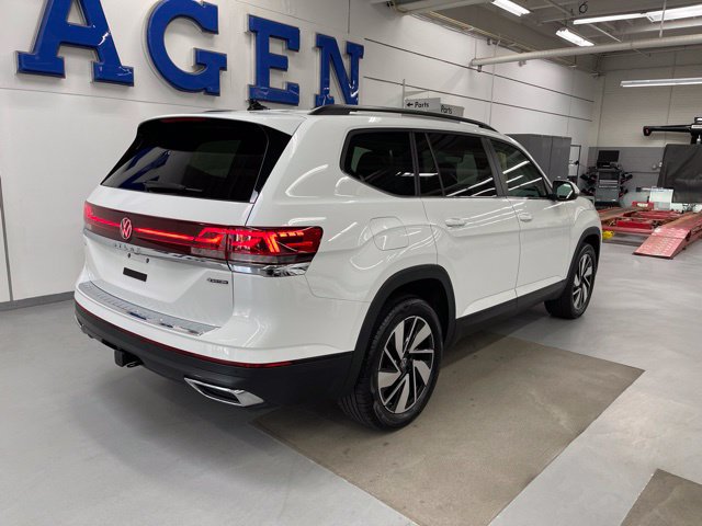 Used 2024 Volkswagen Atlas SE AWD/4WD image 4