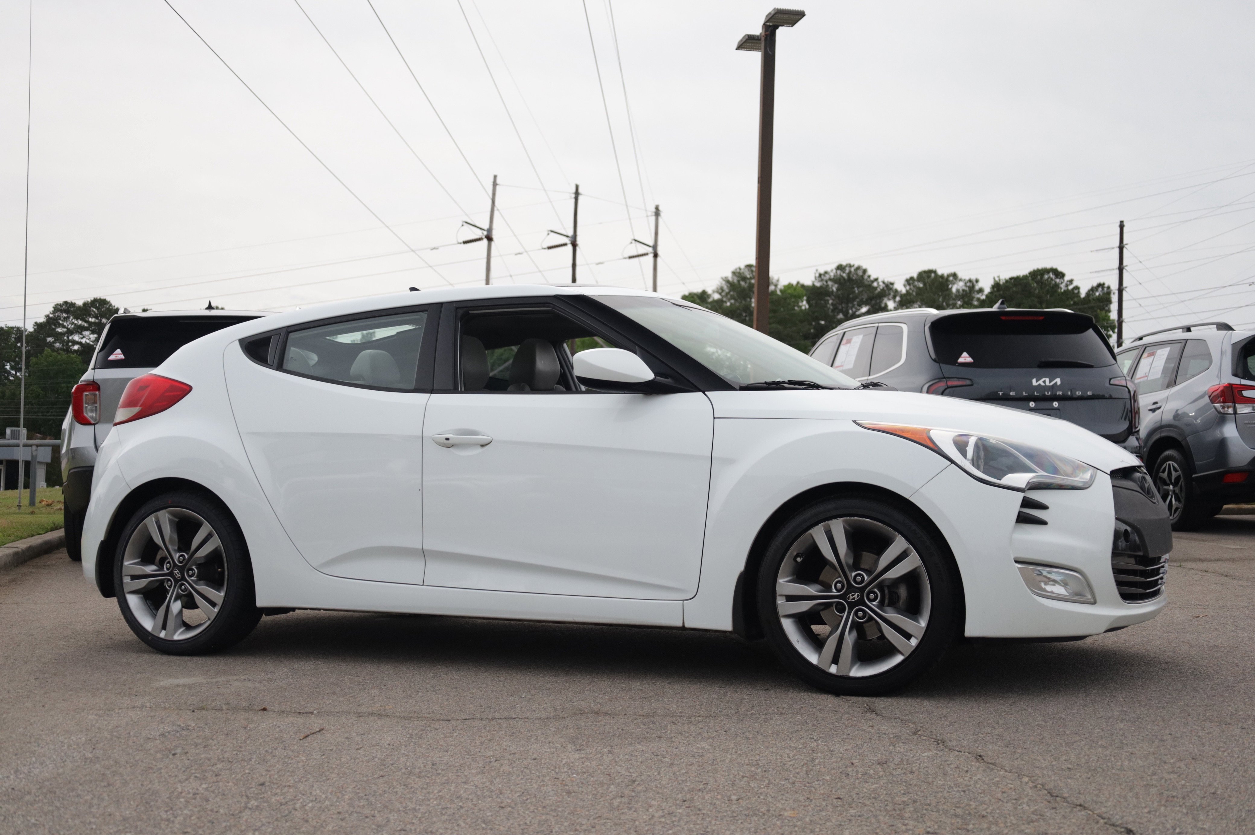Used 2013 Hyundai Veloster w/ Tech Pkg FWD image 6