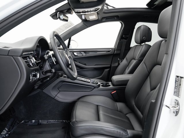 Certified 2025 Porsche Macan image 6