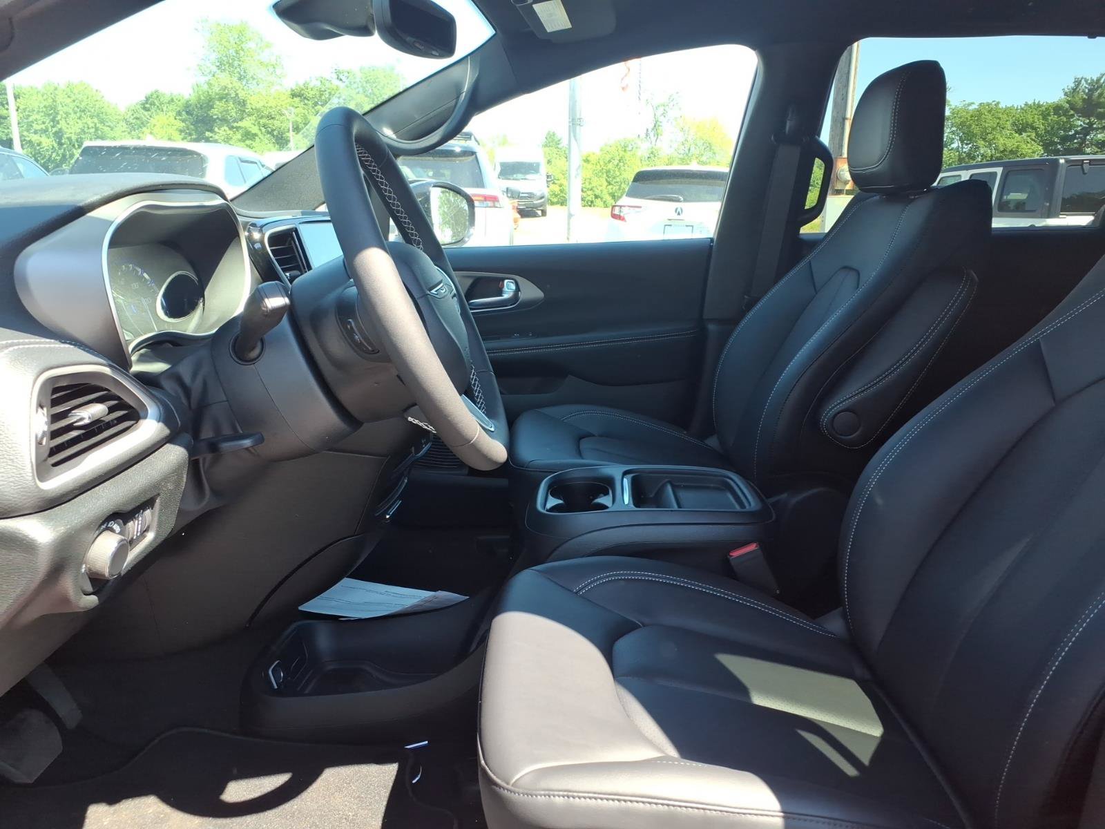 New 2027 Chrysler Pacifica Select FWD image 8