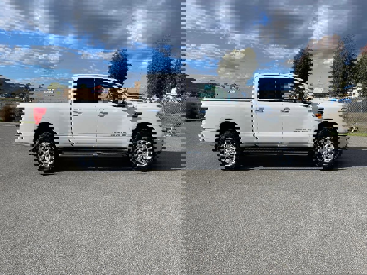 Used 2016 Nissan Titan SL image 4