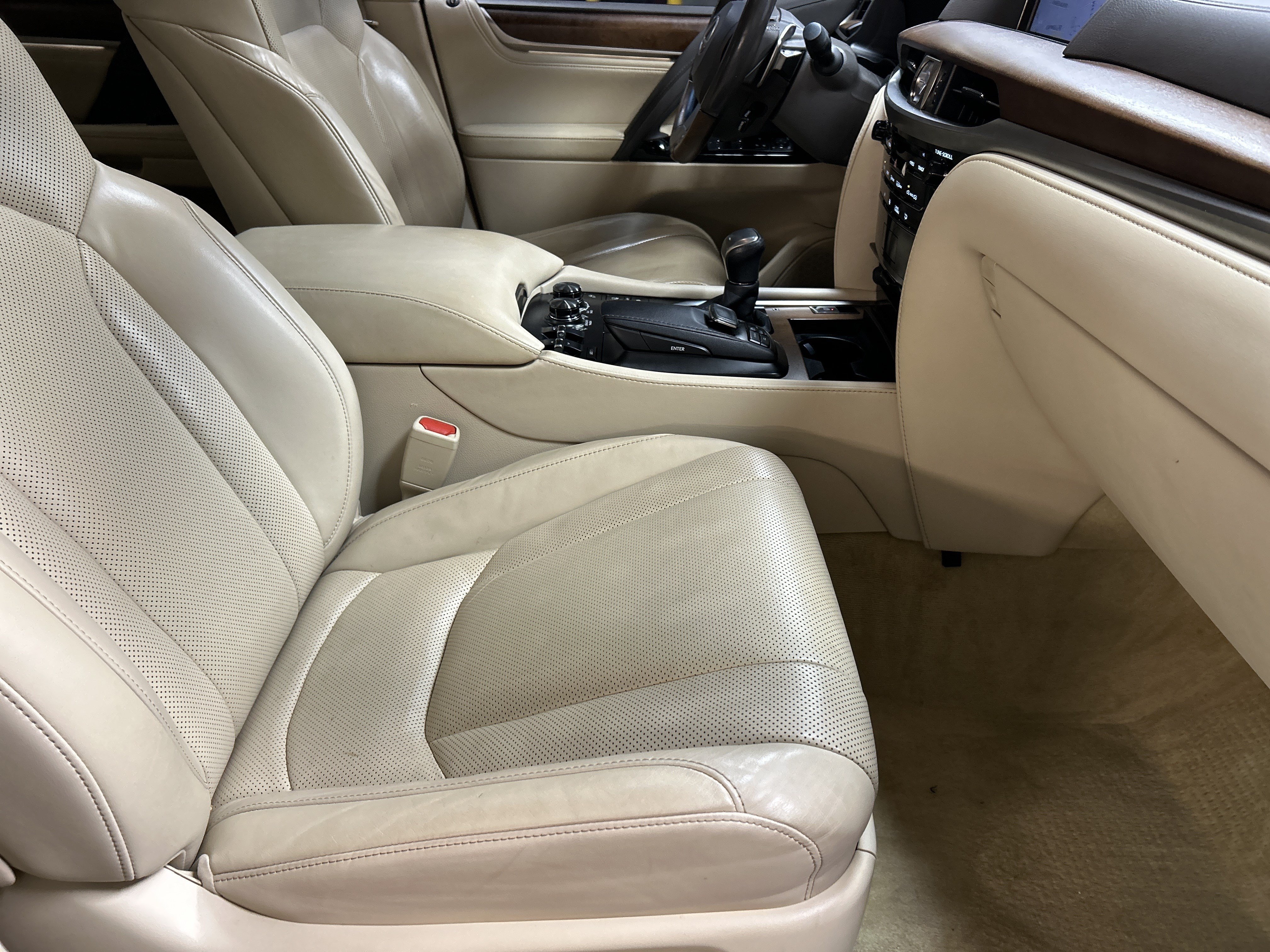 Used 2020 Lexus LX 570 4WD w/ Luxury Package image 35