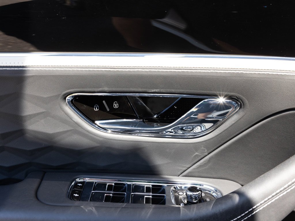 Used 2025 Bentley Flying Spur Plug-In Hybrid AWD/4WD image 24