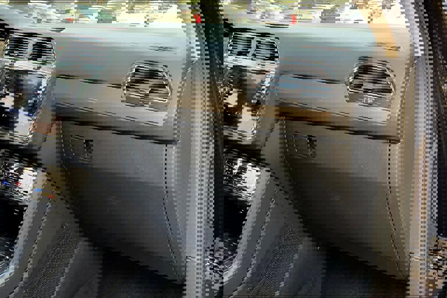 Used 2024 Volkswagen Tiguan SE image 17