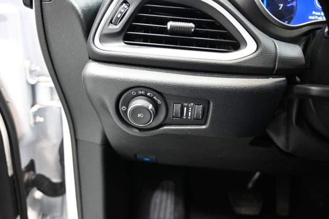 Used 2025 Chrysler Pacifica Select image 24