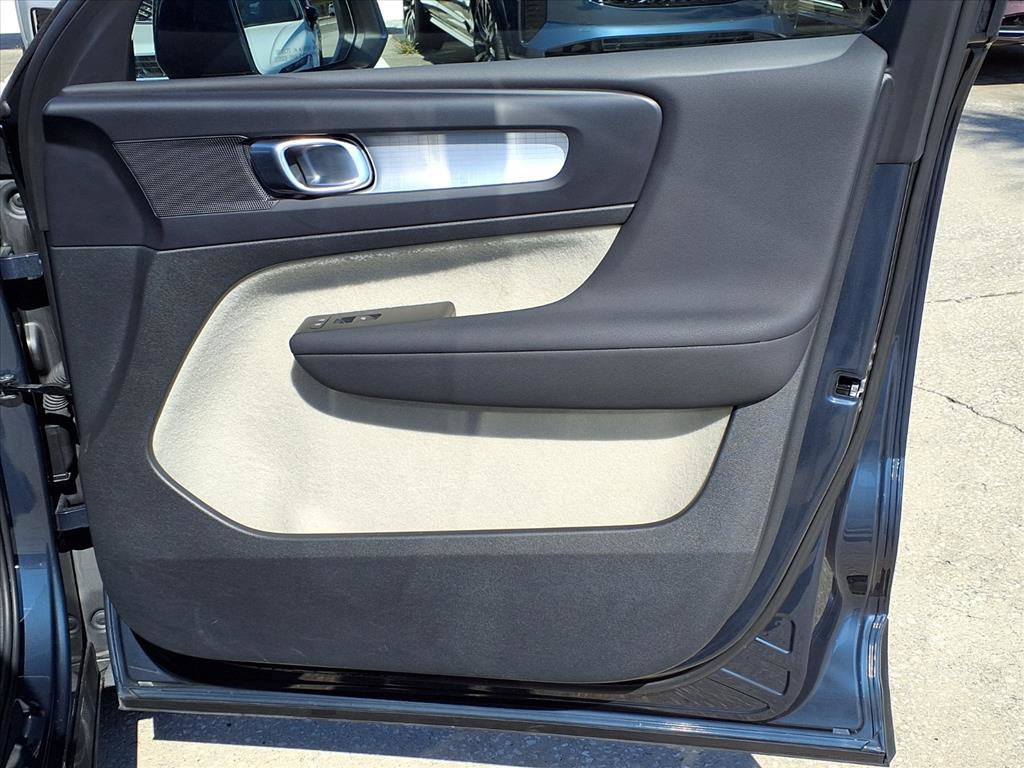 Used 2021 Volvo XC40 T4 Momentum w/ Protection Package Premier image 12