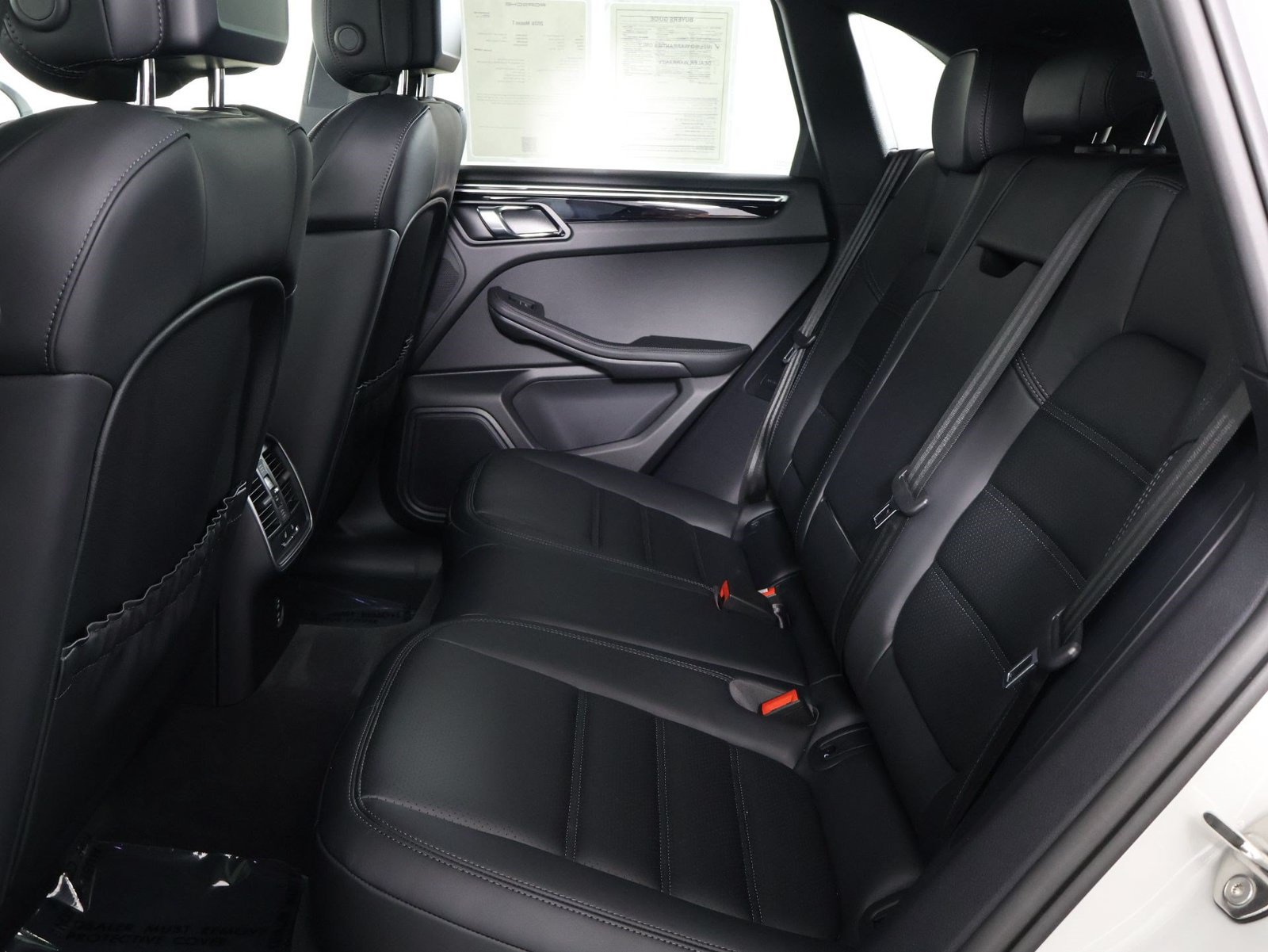 Certified 2026 Porsche Macan Turbo AWD/4WD image 33