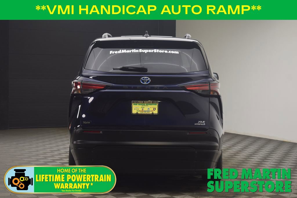 Used 2022 Toyota Sienna XLE image 5