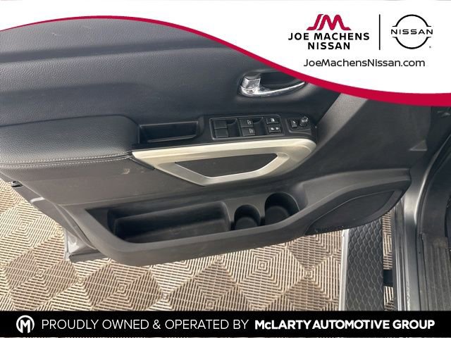 Used 2018 Nissan Titan SL image 18