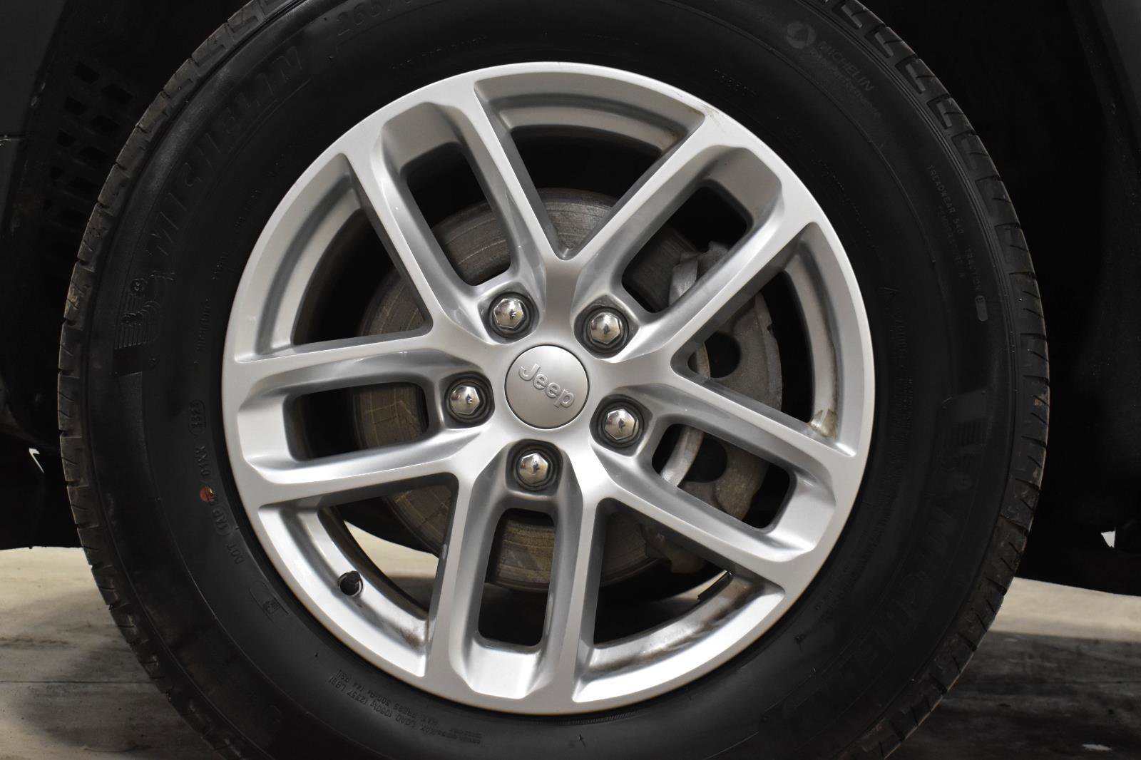 Used 2024 Jeep Grand Cherokee Laredo X AWD/4WD image 32