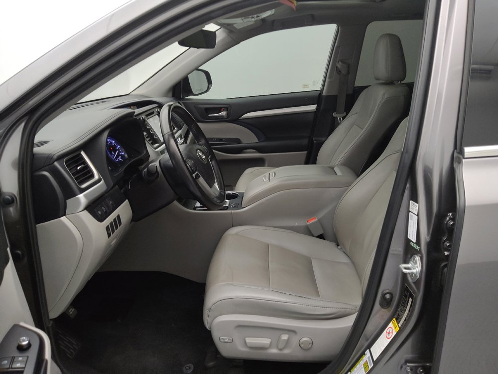 Used 2019 Toyota Highlander XLE FWD image 17