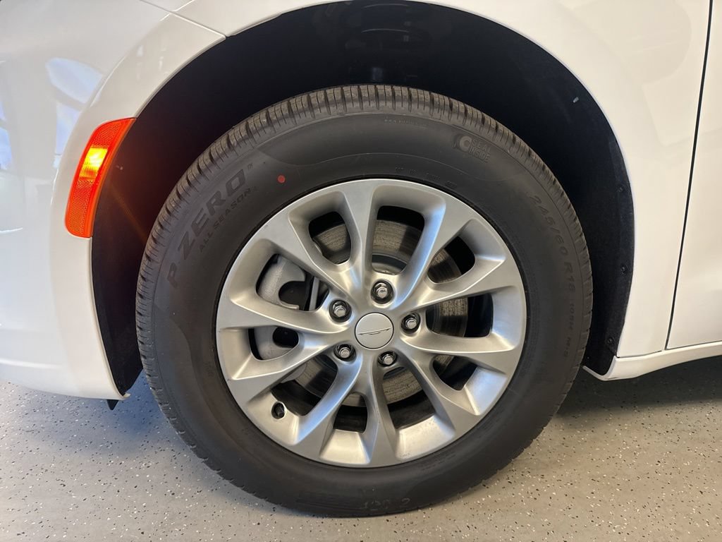 New 2027 Chrysler Pacifica Select AWD/4WD image 2