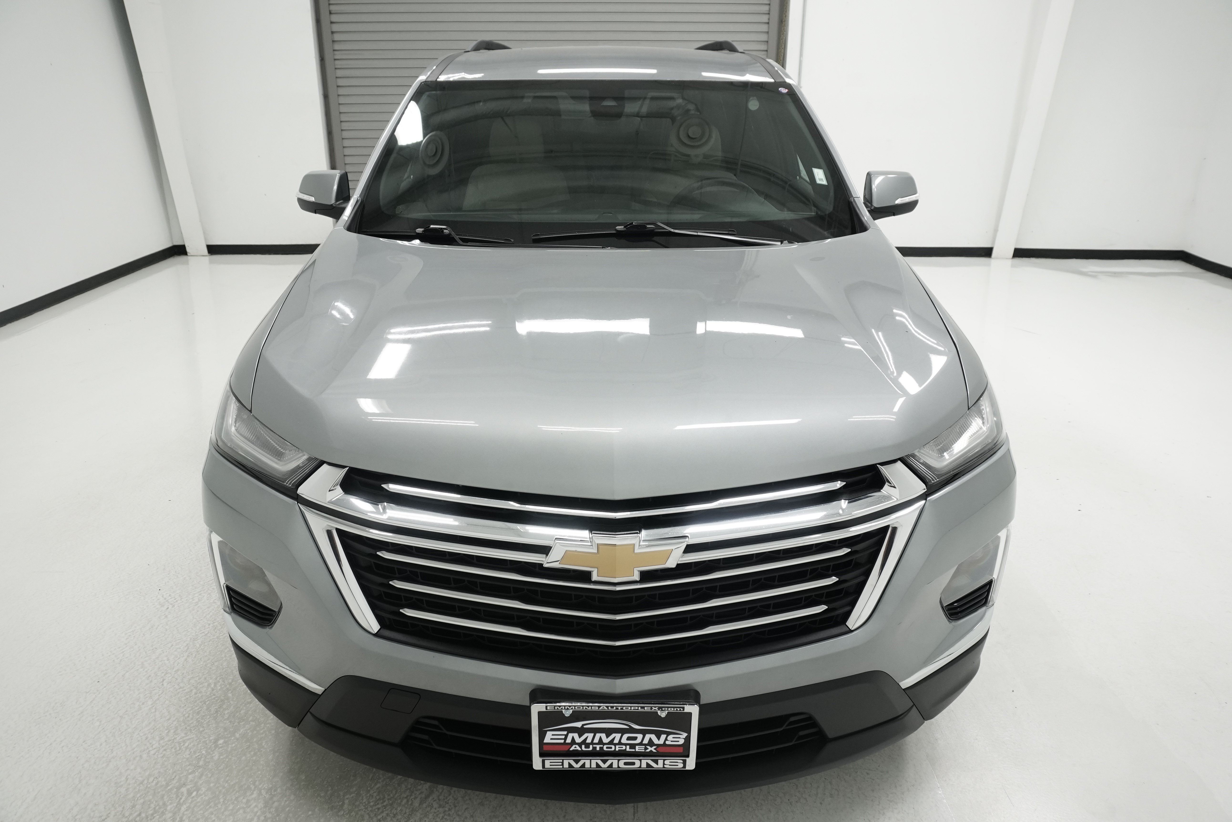 Used 2023 Chevrolet Traverse LT w/ LPO, Cargo Package AWD/4WD image 2