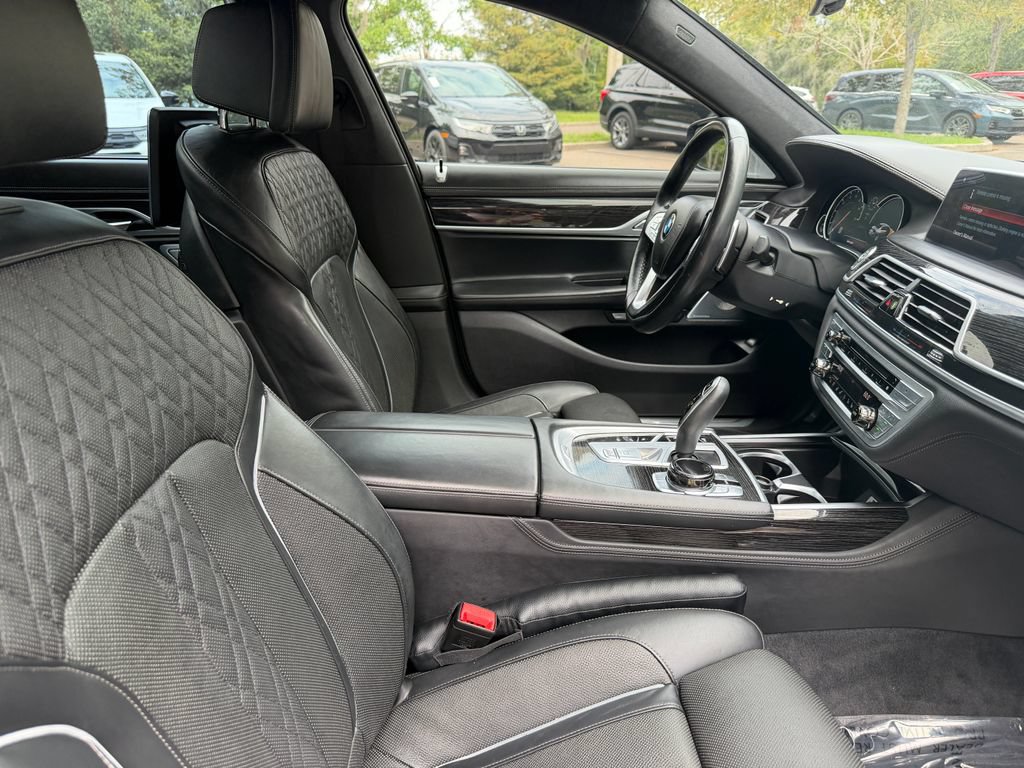 Used 2018 BMW 750i RWD image 10