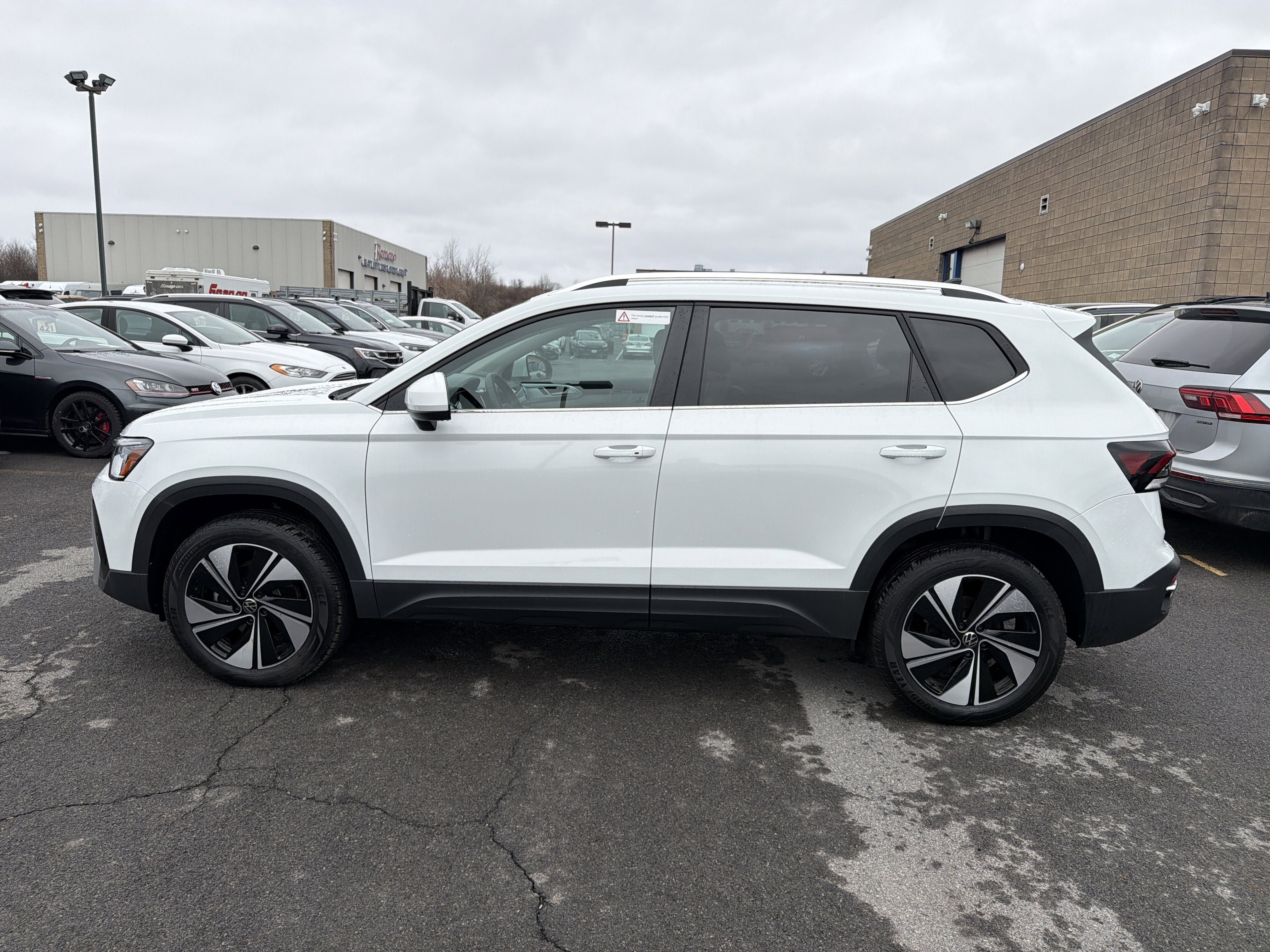 Used 2025 Volkswagen Taos SE w/ Panoramic Sunroof Package AWD/4WD image 3