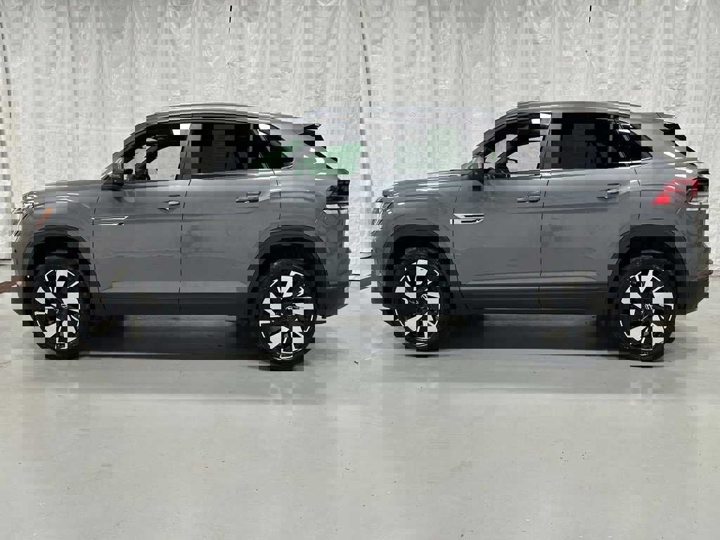 Used 2025 Volkswagen Atlas Cross Sport SE image 4