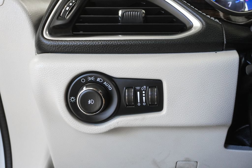 Certified 2024 Chrysler Pacifica Limited image 16