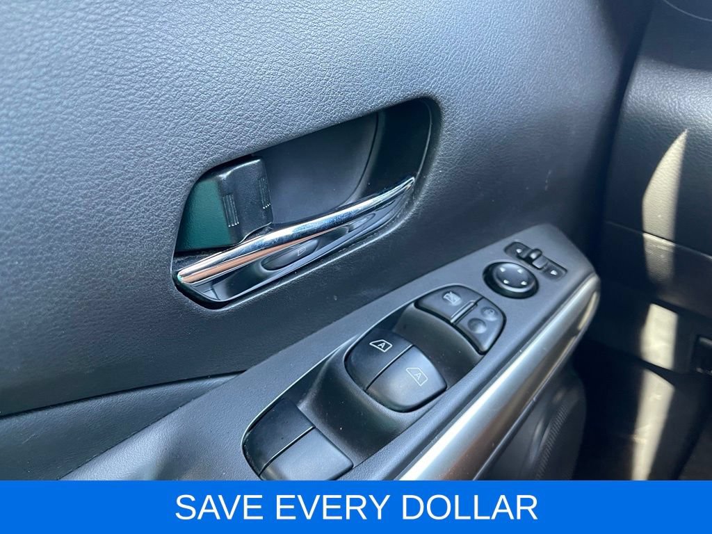 Used 2020 Nissan Kicks SR w/ SR Premium Package FWD image 17