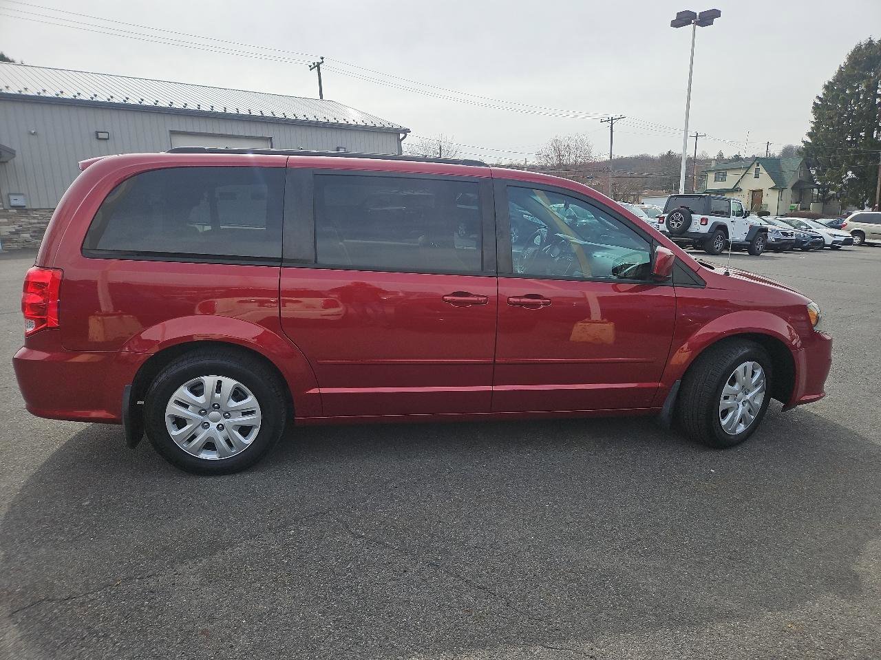 Used 2014 Dodge Grand Caravan SXT image 2