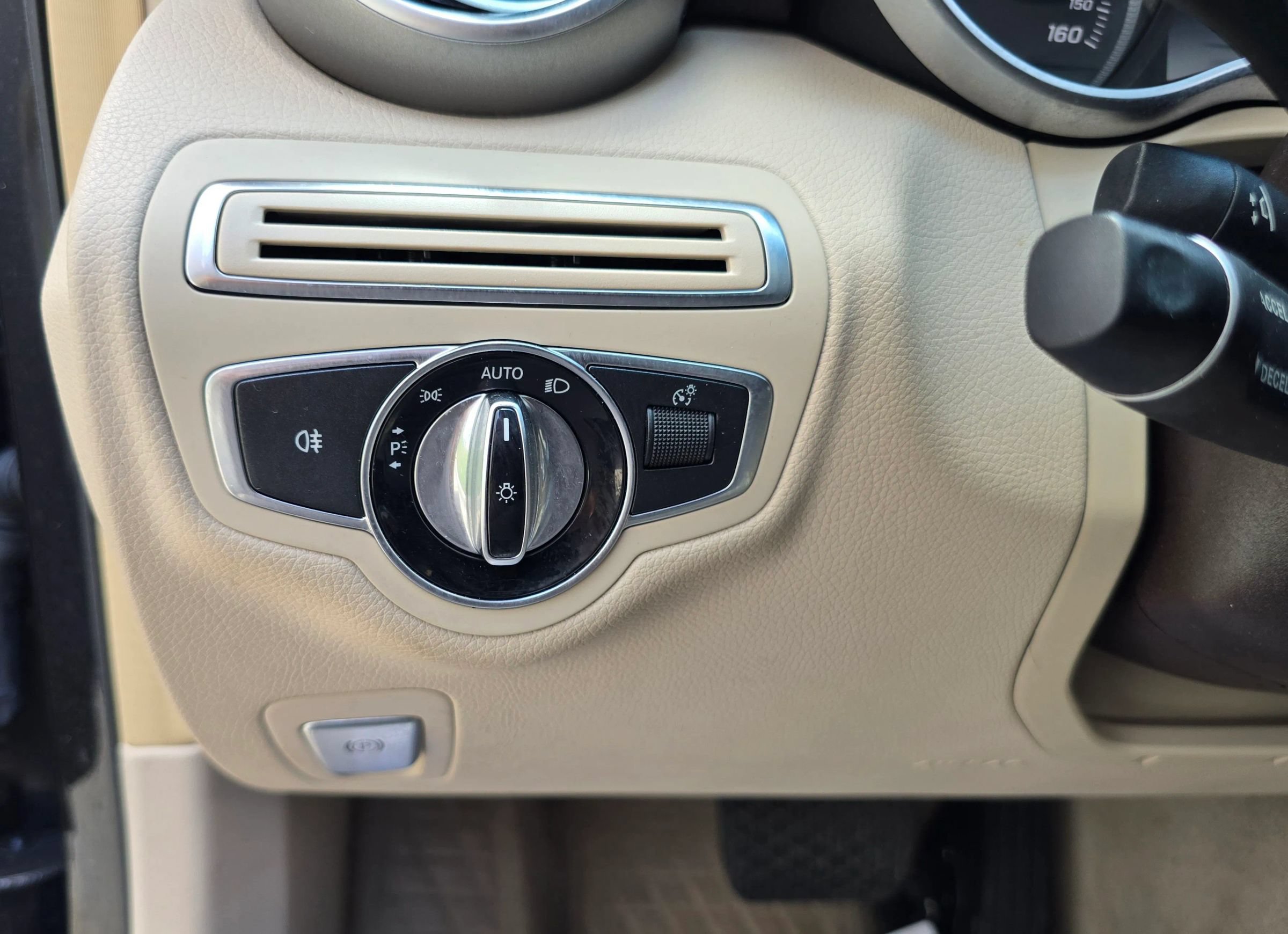 Used 2015 Mercedes-Benz C 300 Sedan image 44