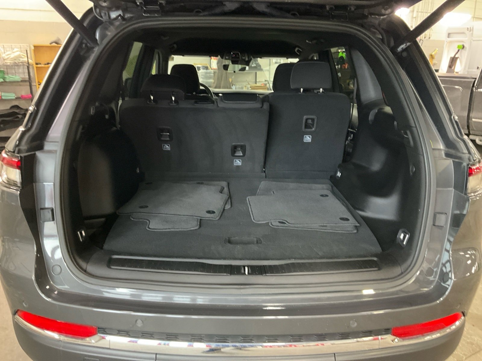 Used 2025 Jeep Grand Cherokee Laredo w/ Luxury Tech Group I image 24