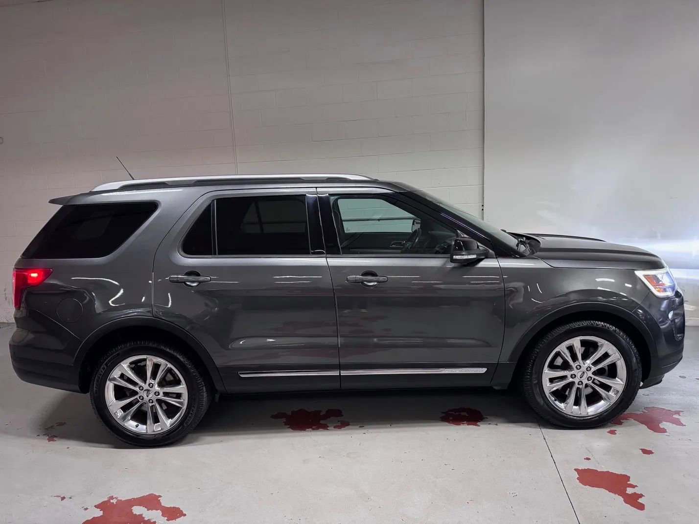Used 2018 Ford Explorer XLT w/ Equipment Group 202A image 2