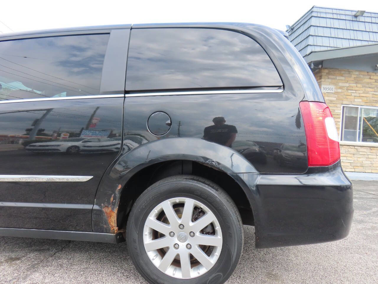 Used 2014 Chrysler Town & Country Touring FWD image 27