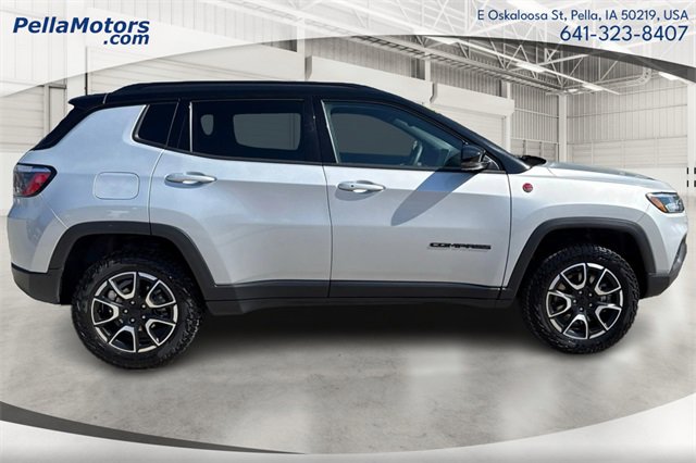 Used 2024 Jeep Compass Trailhawk image 2