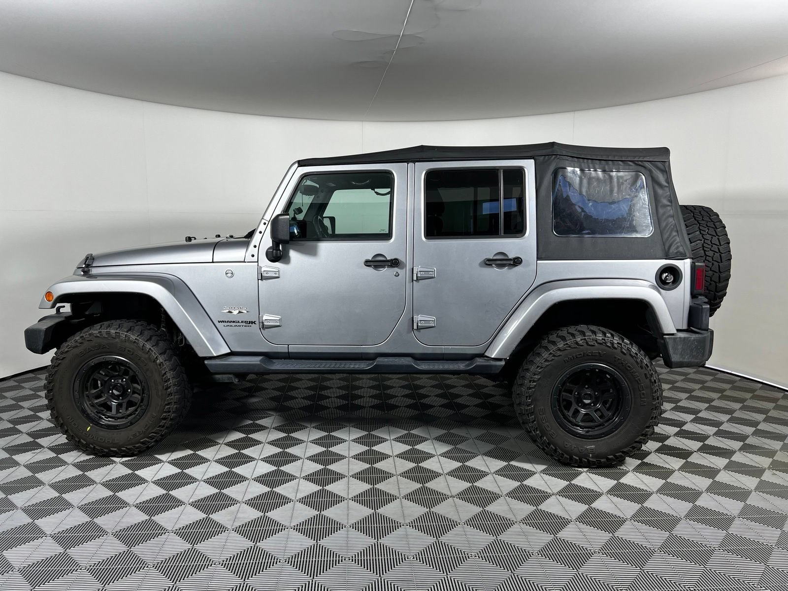 Used 2018 Jeep Wrangler Unlimited Sahara AWD/4WD image 8