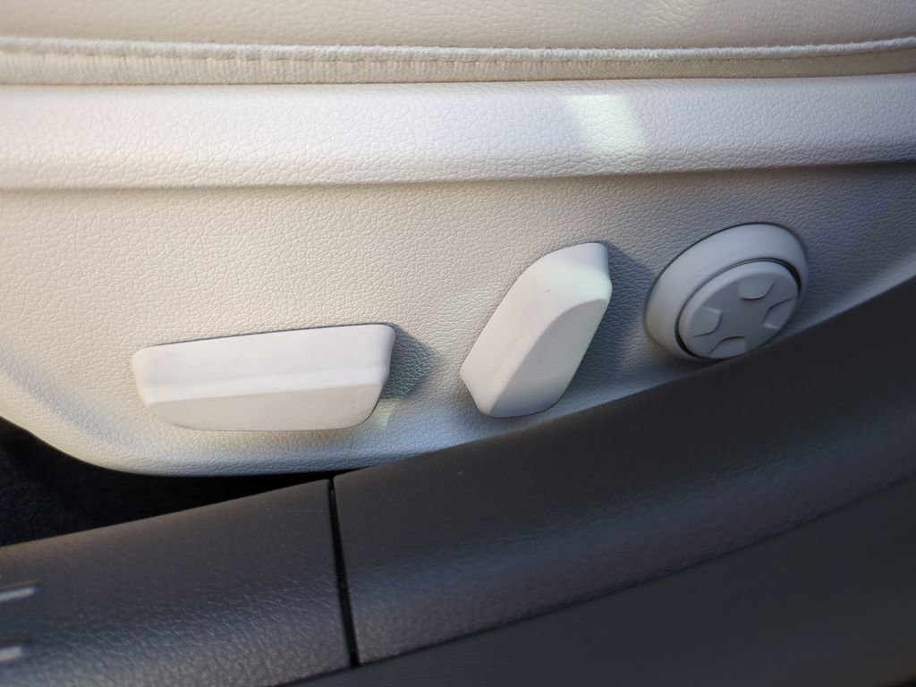 Used 2026 Genesis G70 2.5T image 17