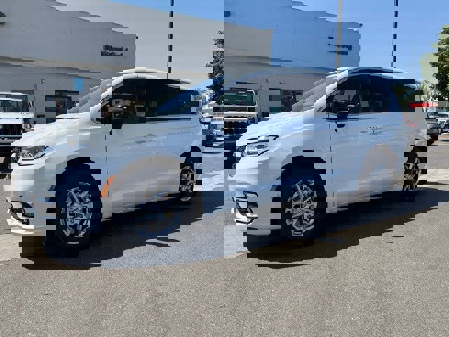 New 2026 Chrysler Pacifica Select image 2