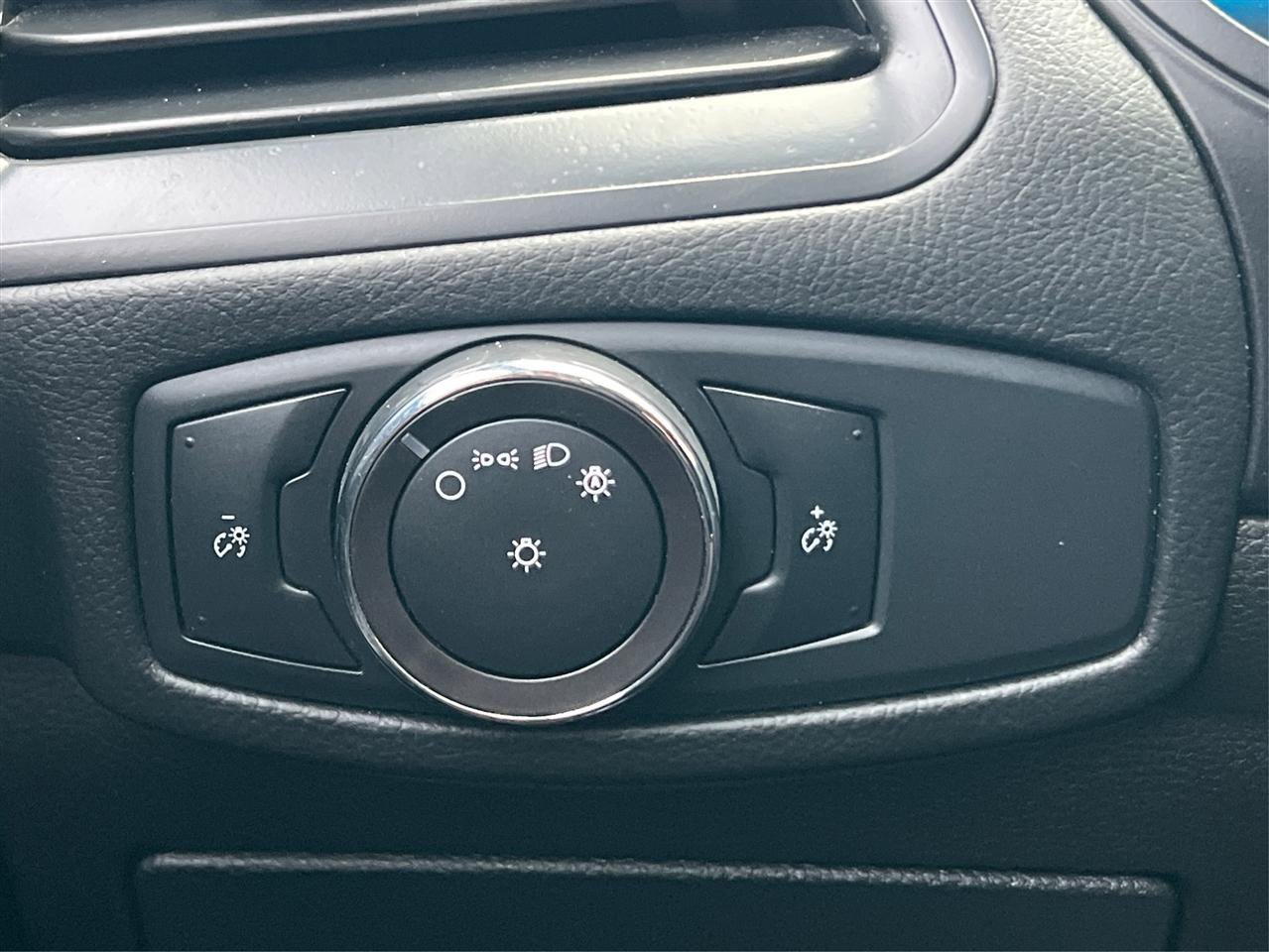 Used 2018 Ford Edge SE image 26