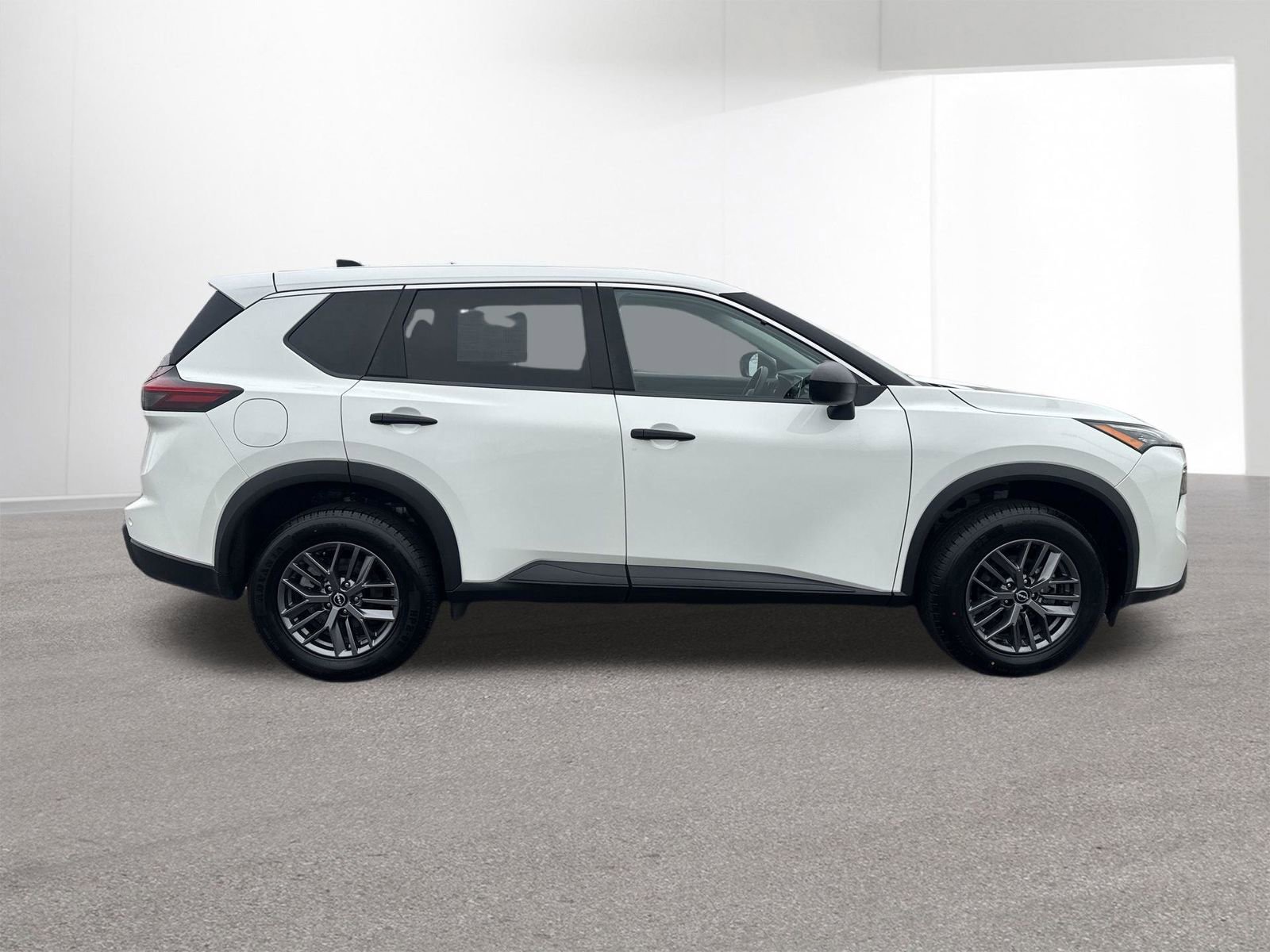 Used 2024 Nissan Rogue S image 32