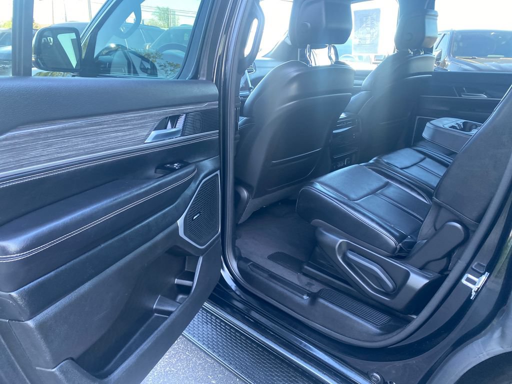 Used 2024 Jeep Wagoneer Series II w/ Flexible Seating Group RWD image 23