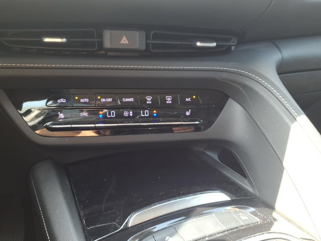 Used 2023 Buick Envision Essence AWD/4WD image 19