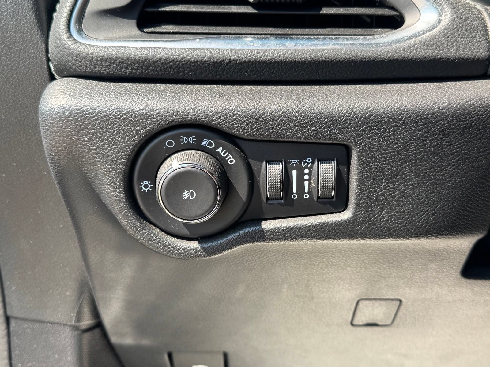 Used 2022 Chrysler Pacifica Limited w/ Uconnect Theater Family Group FWD image 18
