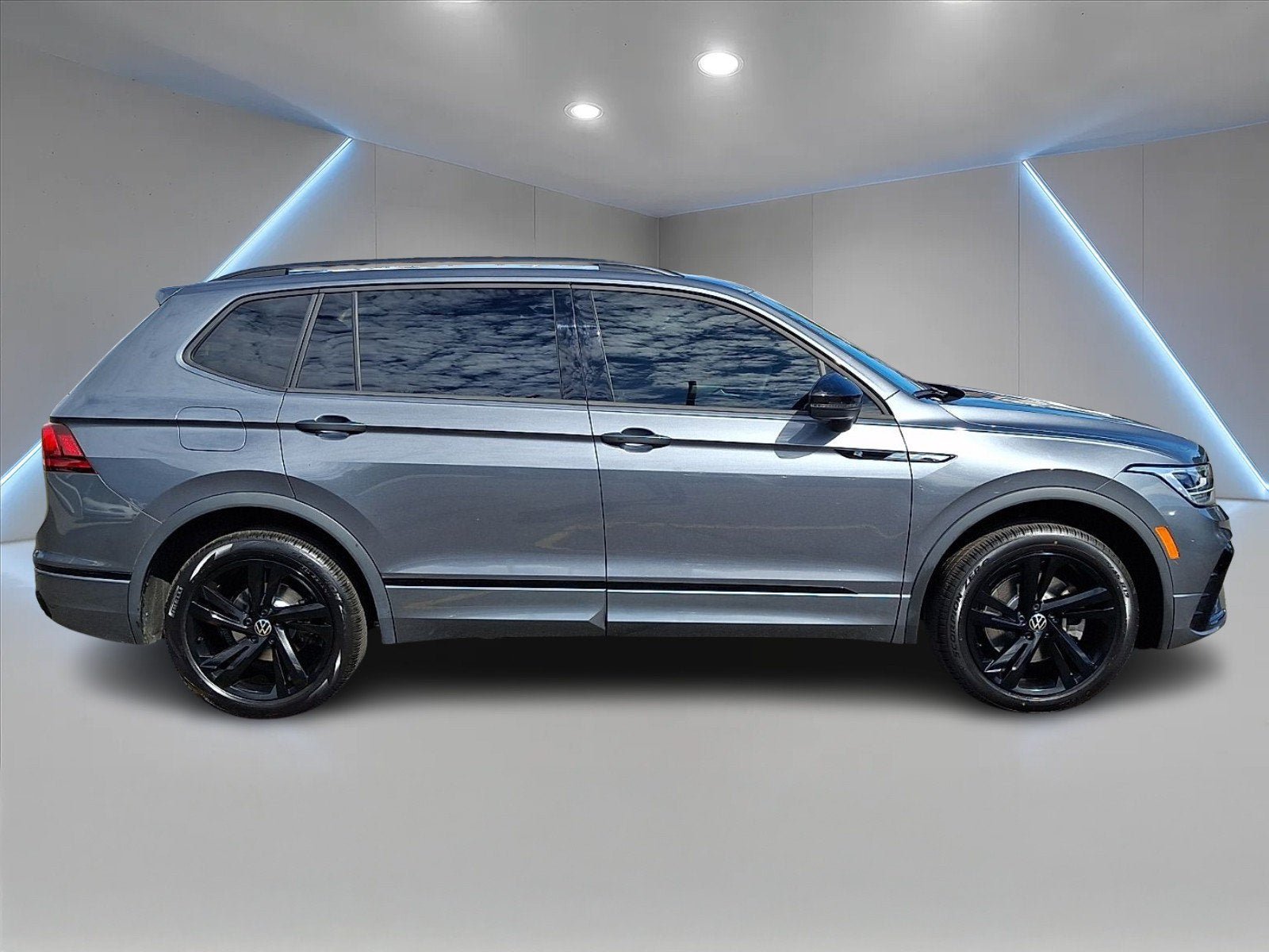 Certified 2024 Volkswagen Tiguan SE R-Line AWD/4WD image 7
