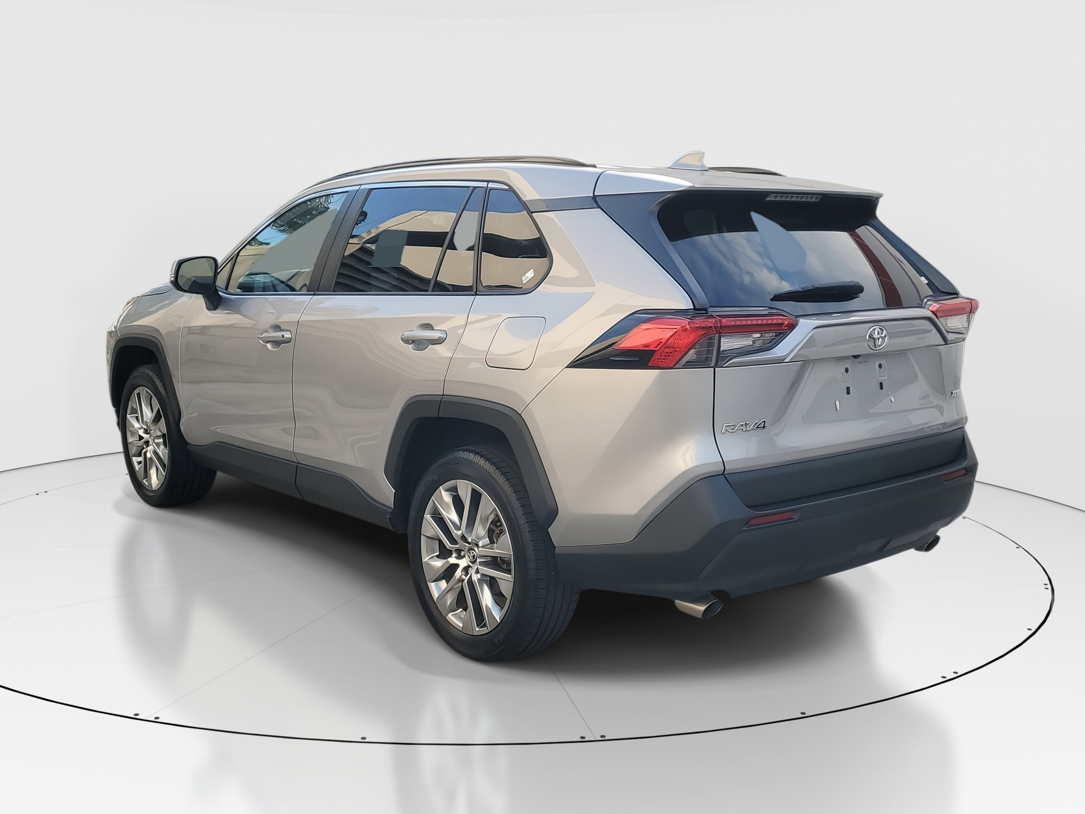 Used 2020 Toyota RAV4 XLE Premium image 5