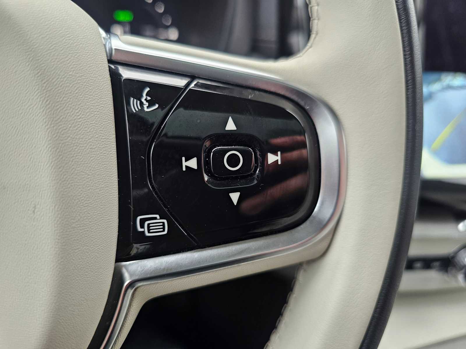 Certified 2023 Volvo XC60 T8 Ultimate w/ Climate Package image 36